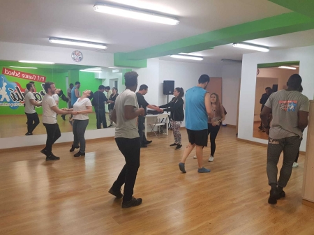 ¡SUPER DEAL! Salsa and Bachata Classes for Beginners before Summer
