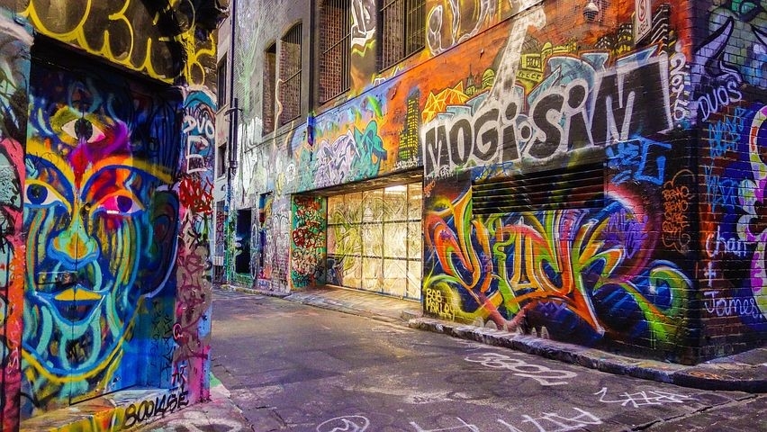 murales y graffities pintados en las paredes. parte de la cultura del hip hop