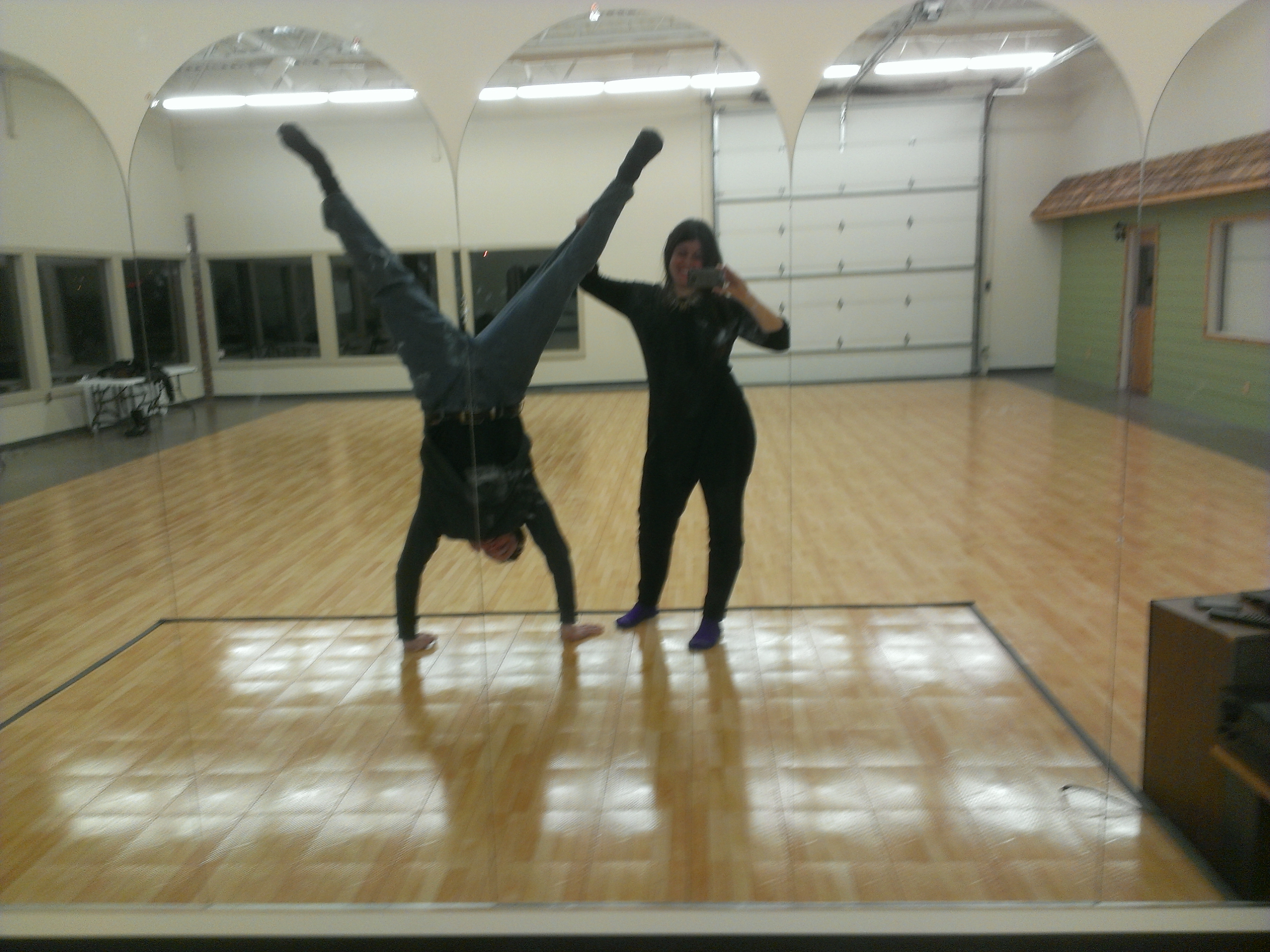 practicando acrobacias de salsa en la escuela de baile