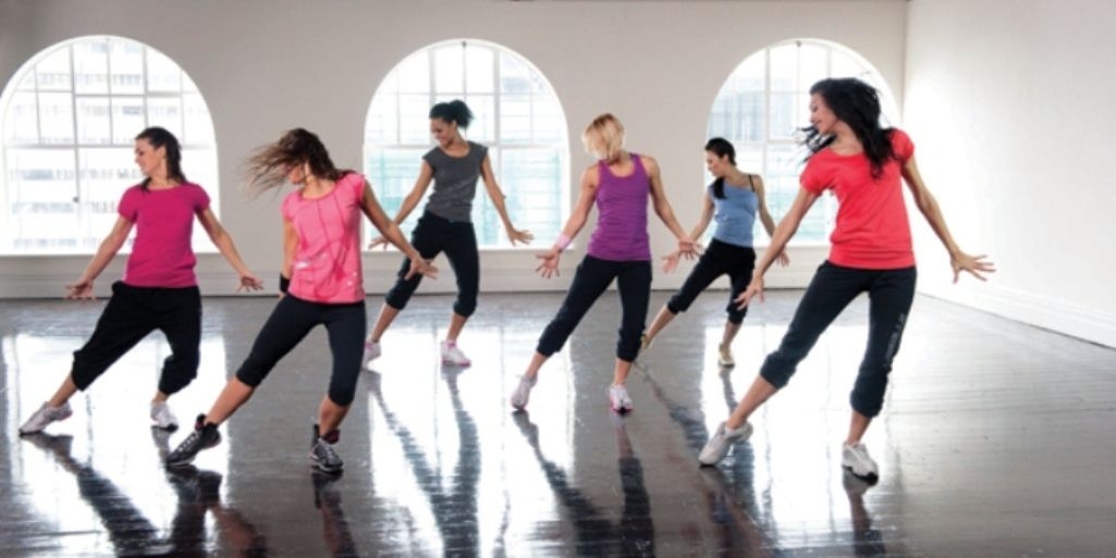 mujeres bailando en su clase de baile perfecta