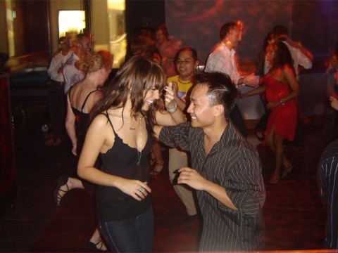 pareja bailando salsa