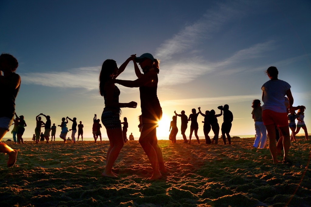 personas bailando salsa cubana en la playa