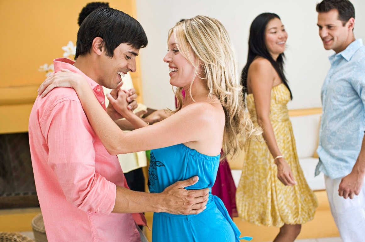 jovenes aprendiendo a bailar bien en clases de salsa