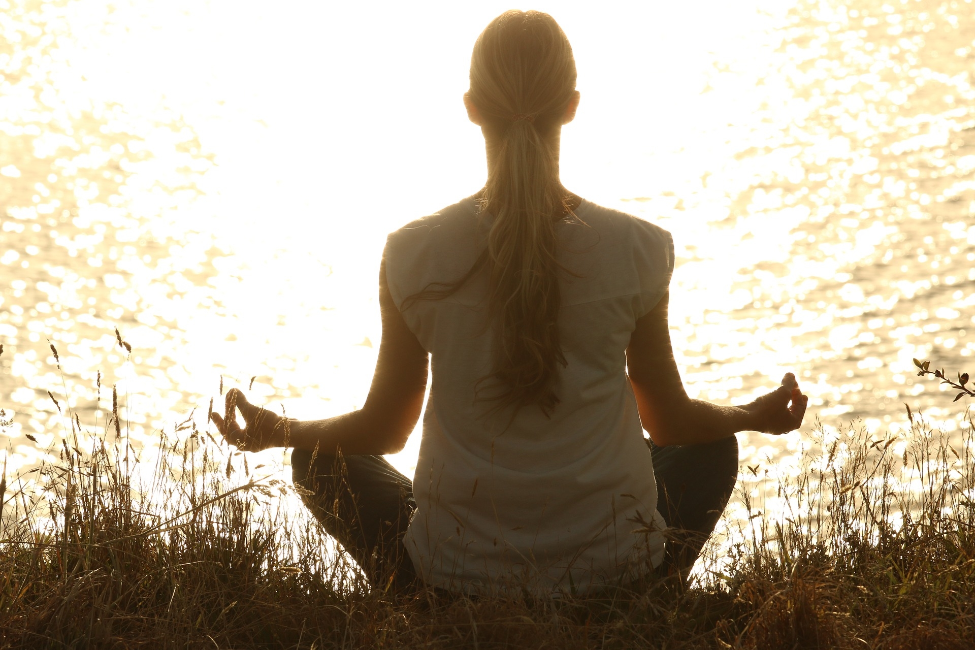 mujer meditando haciendo yoga para mejorar su estado físico haciendo ejercicio