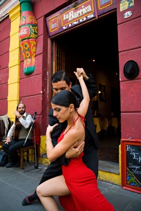 pareja de tango posando en las calles de caminito, argentina