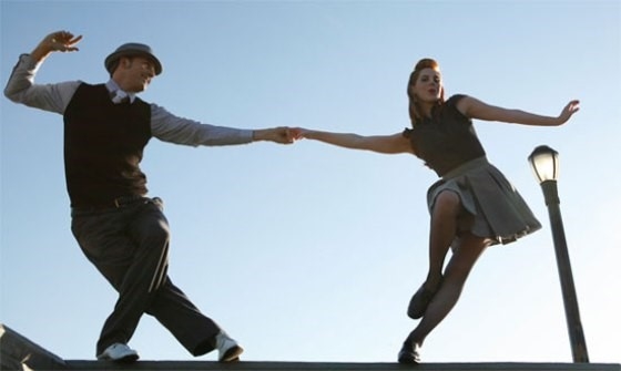 hombre y mujer bailando swing en la calle disfrutando de sus pasos de swing