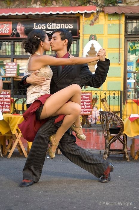 bailarines en la calle bailando tango