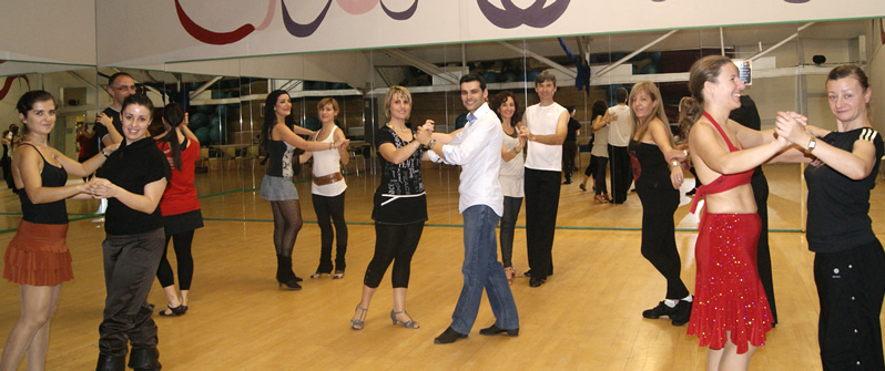 personas en clase de salsa en globaldance